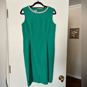 Anne Klein Elegant Green Sleeveless Sheath Dress